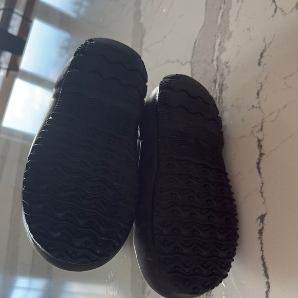 Black Waterproof snowboots - Picture 5 of 5